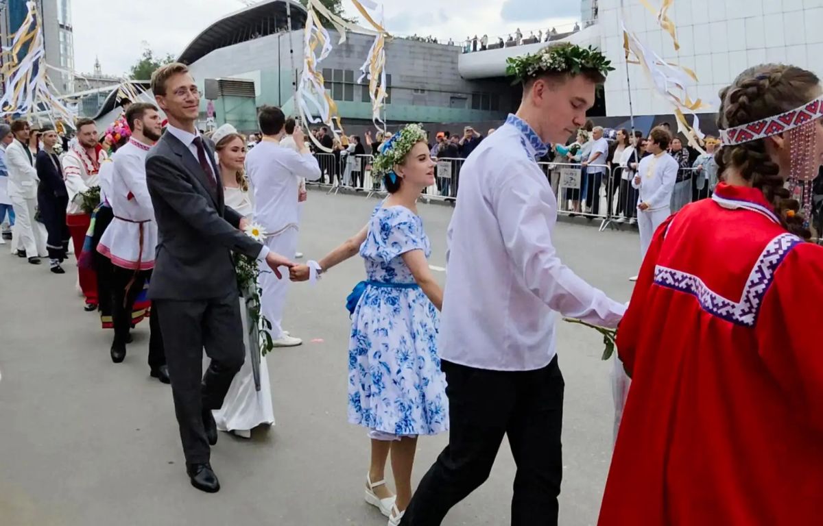 В День семьи, любви и верности в Национальном центре «Россия» стартовал III Всероссийский свадебный фестиваль, где в числе влюбленных пар со всей страны участвовали Элина Хору и Павел Грибкин, Диана Зиборова и Илья Колосов... В День семьи, любви и верности в Национальном центре «Россия» стартовал III Всероссийский свадебный фестиваль, где в числе влюбленных пар со всей страны участвовали Элина Хору и Павел Грибкин, Диана Зиборова и Илья Колосов...