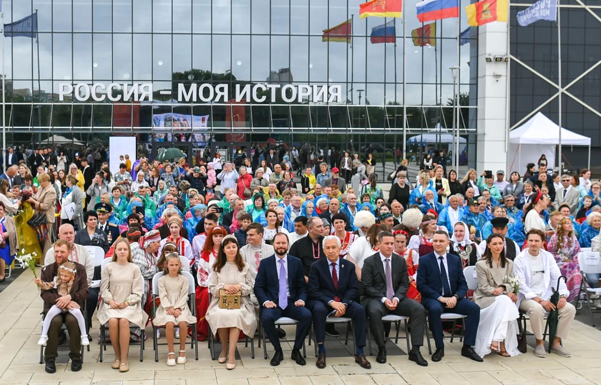 Виталий Королев: Сегодня, в праздничный день, в столице Верхневолжья проходит масштабный яркий фестиваль «Жизнь семьи в любви и верности» Виталий Королев: Сегодня, в праздничный день, в столице Верхневолжья проходит масштабный яркий фестиваль «Жизнь семьи в любви и верности»