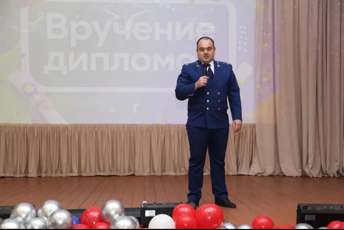 Заместитель прокурора Тверской области Александр Бодягин и прокурор Пролетарского района города Твери Олег Рузаев приняли участие в торжественной церемонии вручения дипломов выпускникам Московского гуманитарно-экономического... Заместитель прокурора Тверской области Александр Бодягин и прокурор Пролетарского района города Твери Олег Рузаев приняли участие в торжественной церемонии вручения дипломов выпускникам Московского гуманитарно-экономического...