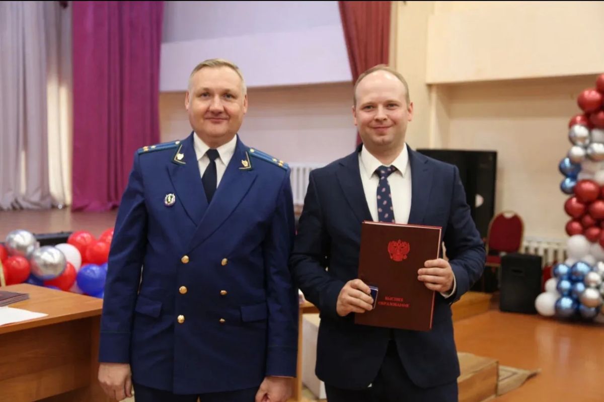 Заместитель прокурора Тверской области Александр Бодягин и прокурор Пролетарского района города Твери Олег Рузаев приняли участие в торжественной церемонии вручения дипломов выпускникам Московского гуманитарно-экономического... Заместитель прокурора Тверской области Александр Бодягин и прокурор Пролетарского района города Твери Олег Рузаев приняли участие в торжественной церемонии вручения дипломов выпускникам Московского гуманитарно-экономического...