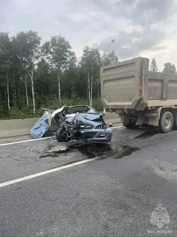 Два человека пострадали в страшном ДТП с легковушкой и грузовиком под Тверью Два человека пострадали в страшном ДТП с легковушкой и грузовиком под Тверью