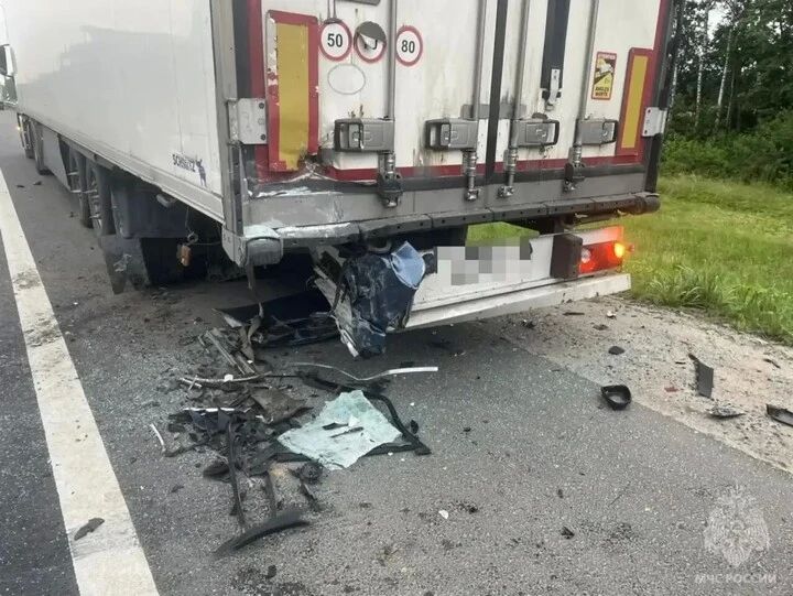 Два человека пострадали в страшном ДТП с легковушкой и грузовиком под Тверью