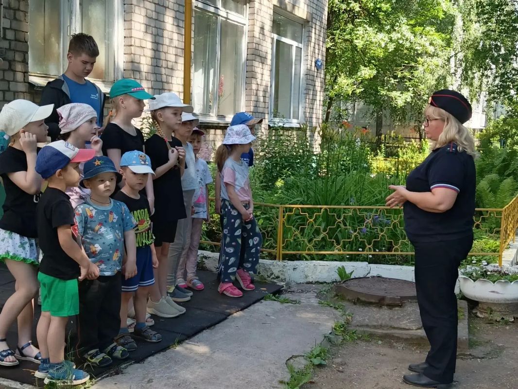 В Бологое сотрудники Госавтоинспекции провели профилактическое мероприятие для воспитанников социально-реабилитационного центра В Бологое сотрудники Госавтоинспекции провели профилактическое мероприятие для воспитанников социально-реабилитационного центра