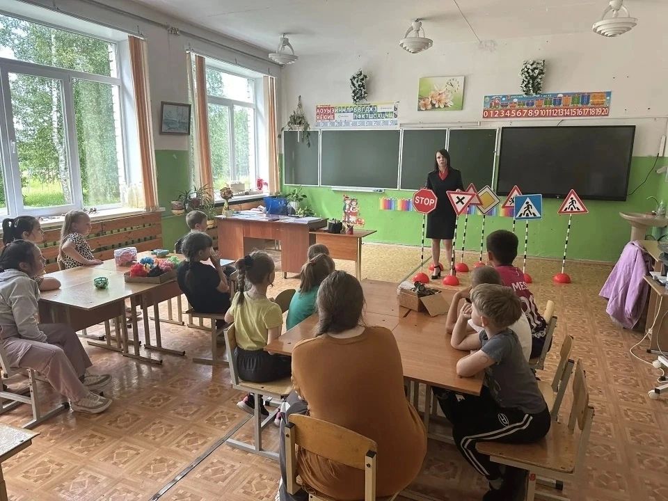 В Вышневолоцком муниципальном округе сотрудники Госавтоинспекции провели для школьников интерактивное занятие с использованием мобильного автогородка В Вышневолоцком муниципальном округе сотрудники Госавтоинспекции провели для школьников интерактивное занятие с использованием мобильного автогородка