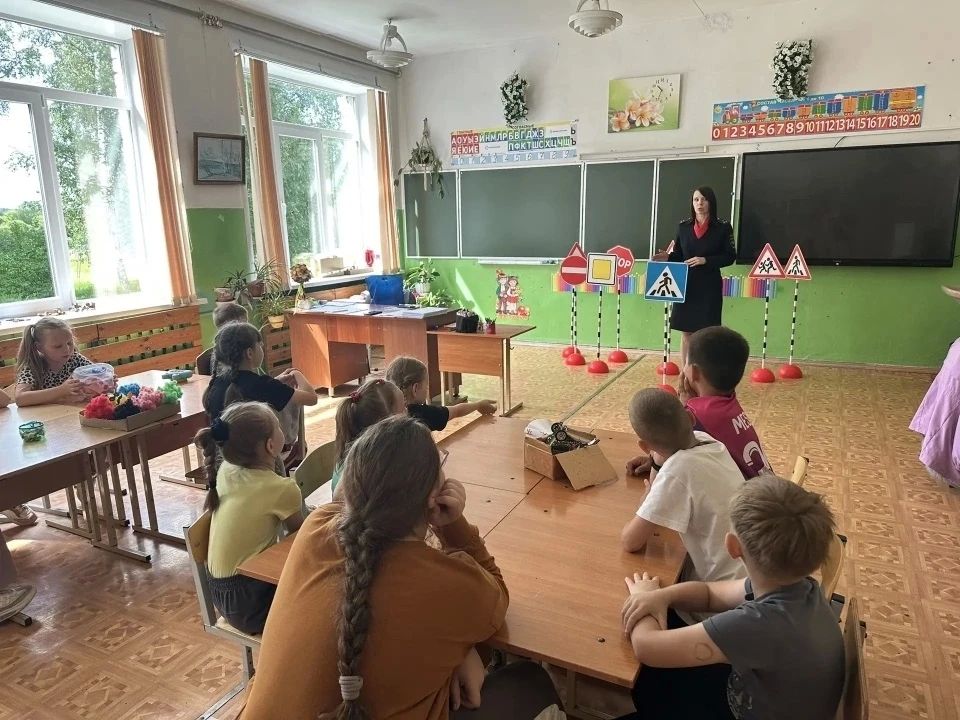 В Вышневолоцком муниципальном округе сотрудники Госавтоинспекции провели для школьников интерактивное занятие с использованием мобильного автогородка В Вышневолоцком муниципальном округе сотрудники Госавтоинспекции провели для школьников интерактивное занятие с использованием мобильного автогородка