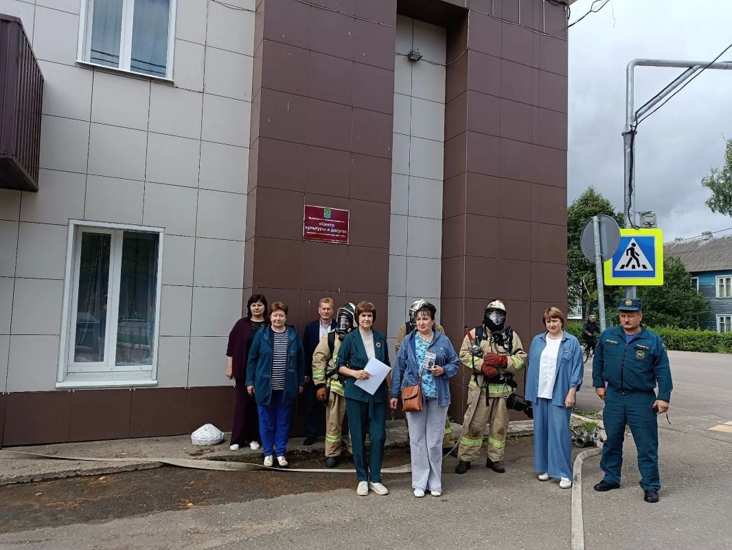 Безопасность выборов: в Жарковском округе тренировались спасатели Безопасность выборов: в Жарковском округе тренировались спасатели