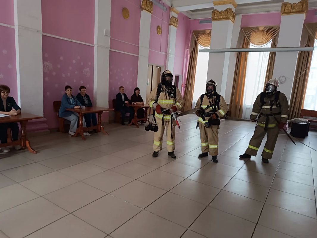 Безопасность выборов: в Жарковском округе тренировались спасатели Безопасность выборов: в Жарковском округе тренировались спасатели