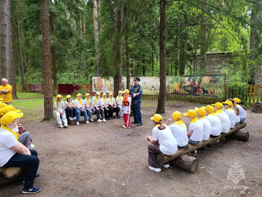 Сотрудники ГИМС проводят профилактическую работу в детских лагерях Верхневолжья Сотрудники ГИМС проводят профилактическую работу в детских лагерях Верхневолжья
