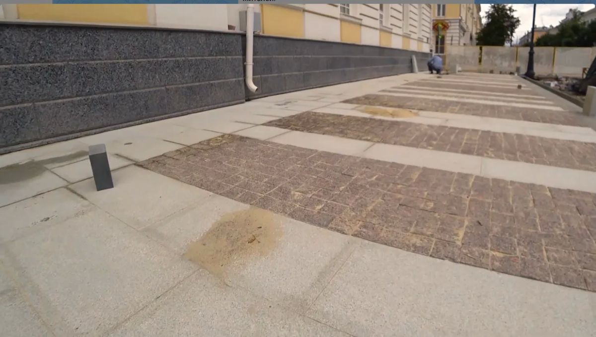 В Твери продолжаются работы по благоустройству главной пешеходной улицы – Трехсвятской В Твери продолжаются работы по благоустройству главной пешеходной улицы – Трехсвятской