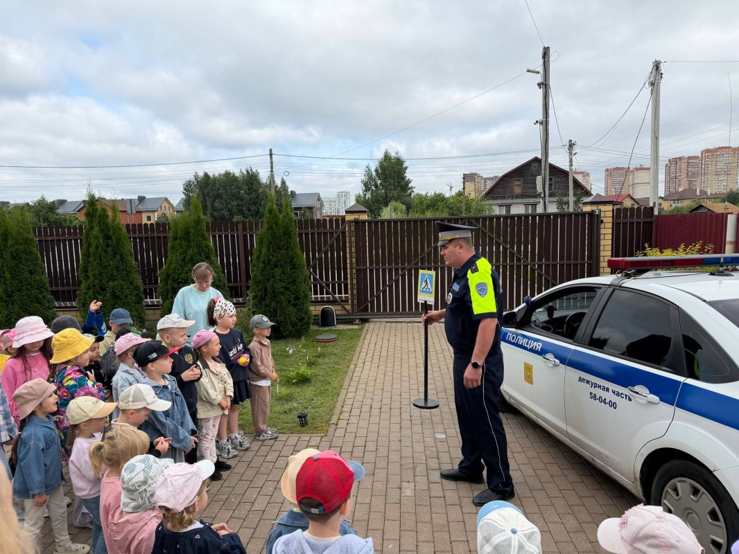В детском саду «Bambini» города Твери прошло необычное занятие по Правилам дорожного движения В детском саду «Bambini» города Твери прошло необычное занятие по Правилам дорожного движения