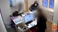 КРИМИНАЛЬНОЕ ТРИО: КОНАКОВСКИЕ ПОЛИЦЕЙСКИЕ ЗАДЕРЖАЛИ ПОДОЗРЕВАЕМЫХ В СЕРИИ ХИЩЕНИЙ ИЗ ПВЗ МАРКЕТПЛЕЙСА