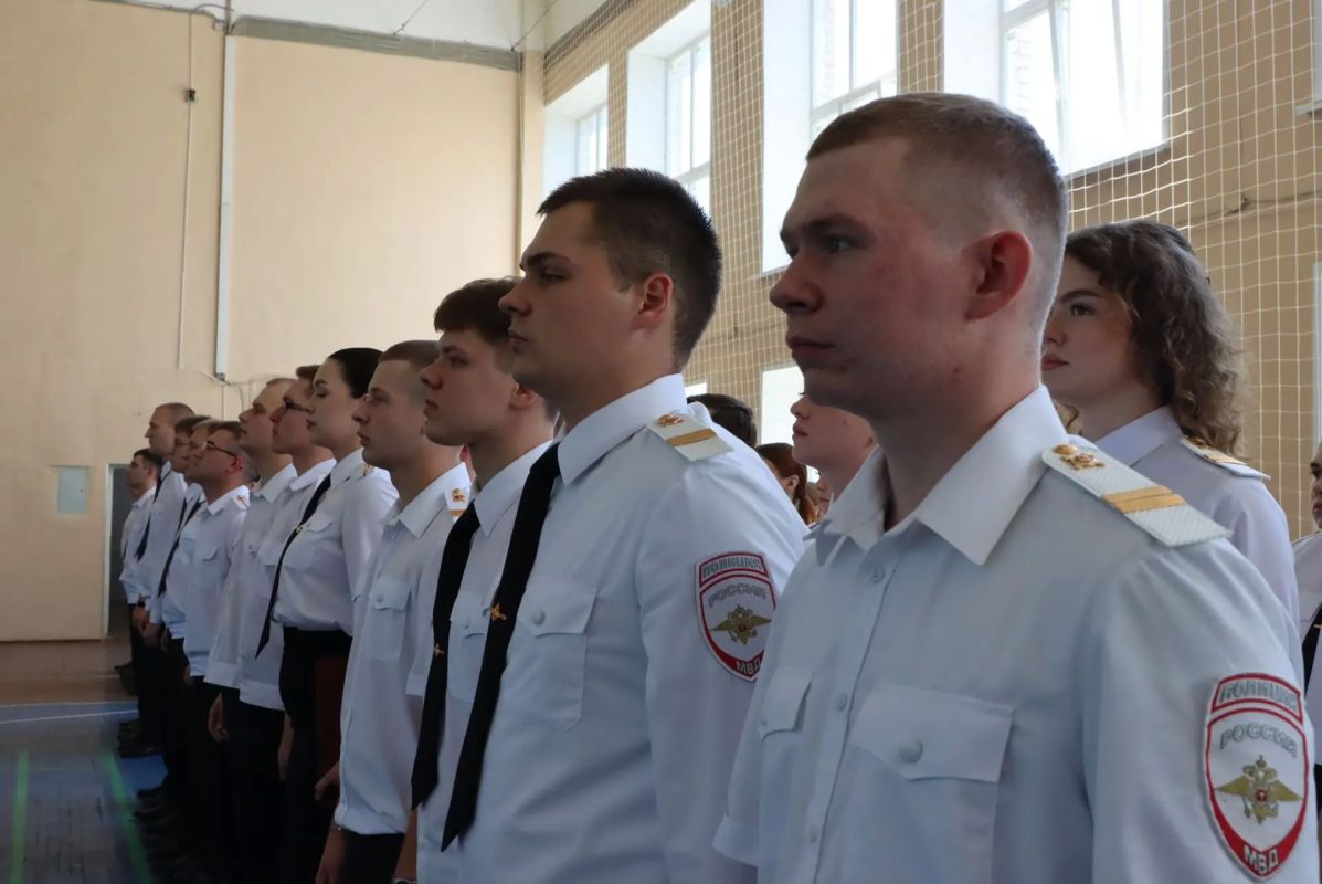 Служа закону - служить народу: руководитель кадровой службы тверской полиции принял участие в торжественном выпуске молодых сотрудников органов внутренних дел Служа закону - служить народу: руководитель кадровой службы тверской полиции принял участие в торжественном выпуске молодых сотрудников органов внутренних дел