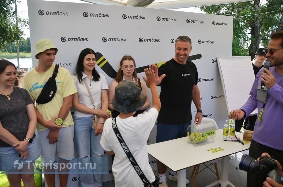 Илья Ковальчук подарил школьнику «плойку» и подписал 250 шайб Илья Ковальчук подарил школьнику «плойку» и подписал 250 шайб