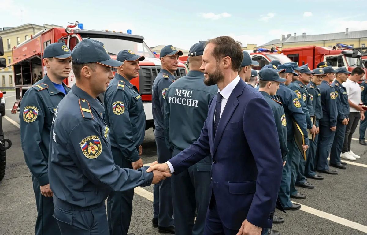 Виталий Королев и Александр Куренков вручили новую технику тверским спасателям Виталий Королев и Александр Куренков вручили новую технику тверским спасателям