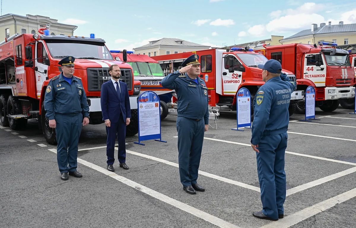 Виталий Королев: Вместе с главой МЧС России Александром Куренковым сегодня передали нашим тверским спасателям, пожарным и инспекторам ГИМС 19 единиц новой спецтехники Виталий Королев: Вместе с главой МЧС России Александром Куренковым сегодня передали нашим тверским спасателям, пожарным и инспекторам ГИМС 19 единиц новой спецтехники