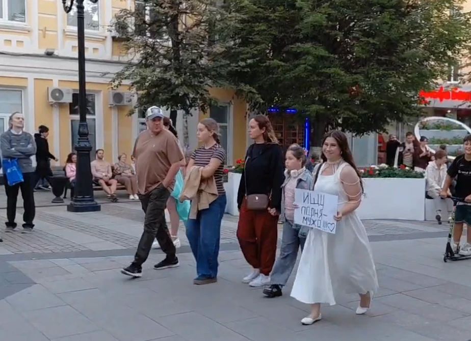 На Трехсвятской в Твери начинающий врач спел о любви и мечте На Трехсвятской в Твери начинающий врач спел о любви и мечте