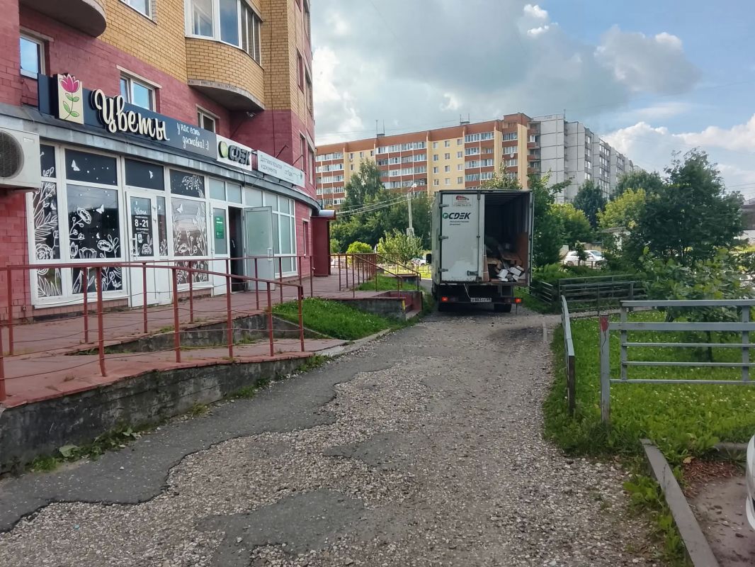 Почему грузовики ПВЗ паркуются на тротуаре? Народная новость от читателя ТИА Почему грузовики ПВЗ паркуются на тротуаре? Народная новость от читателя ТИА