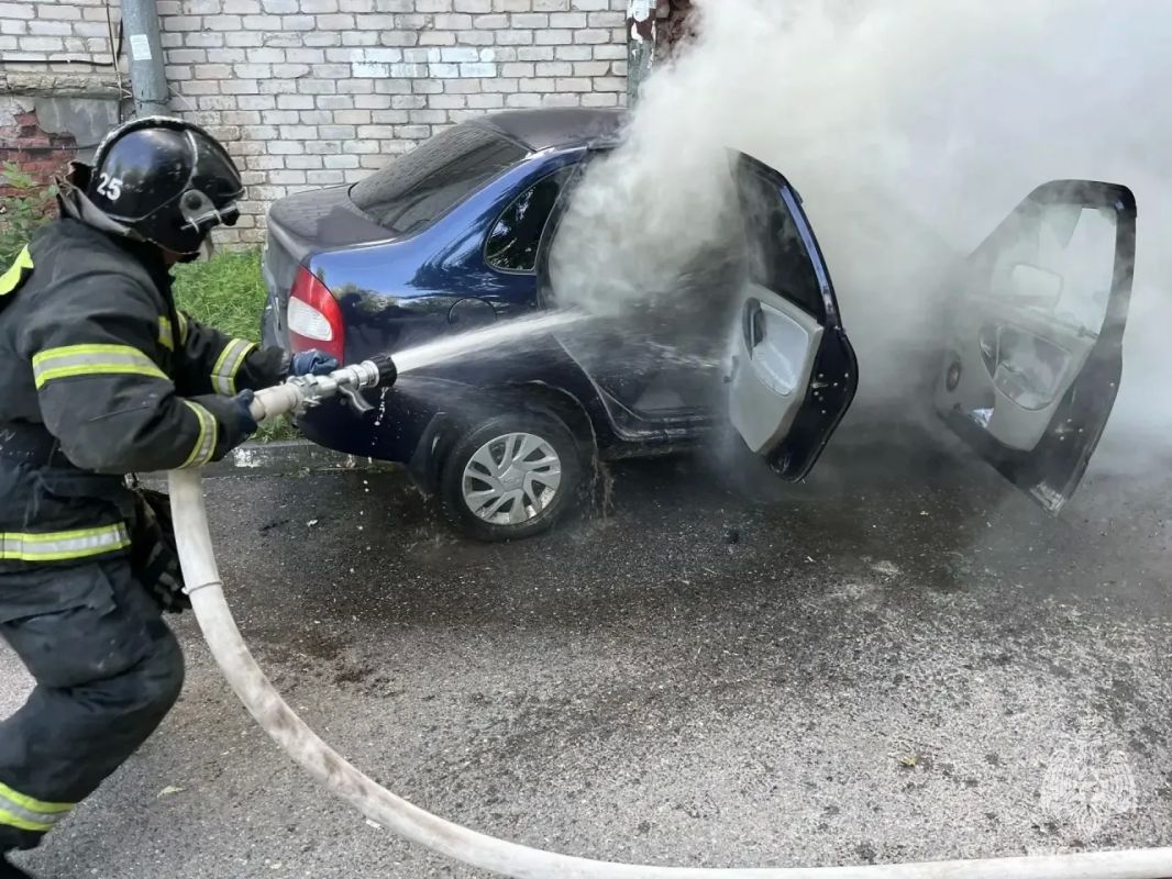 Пожар в автомобиле. Сегодня произошло возгорание транспортного средства на улице Дзержинского в Бологое Пожар в автомобиле. Сегодня произошло возгорание транспортного средства на улице Дзержинского в Бологое