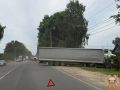 Фура почти въехала в дом при столкновении трех автомобилей в Твери