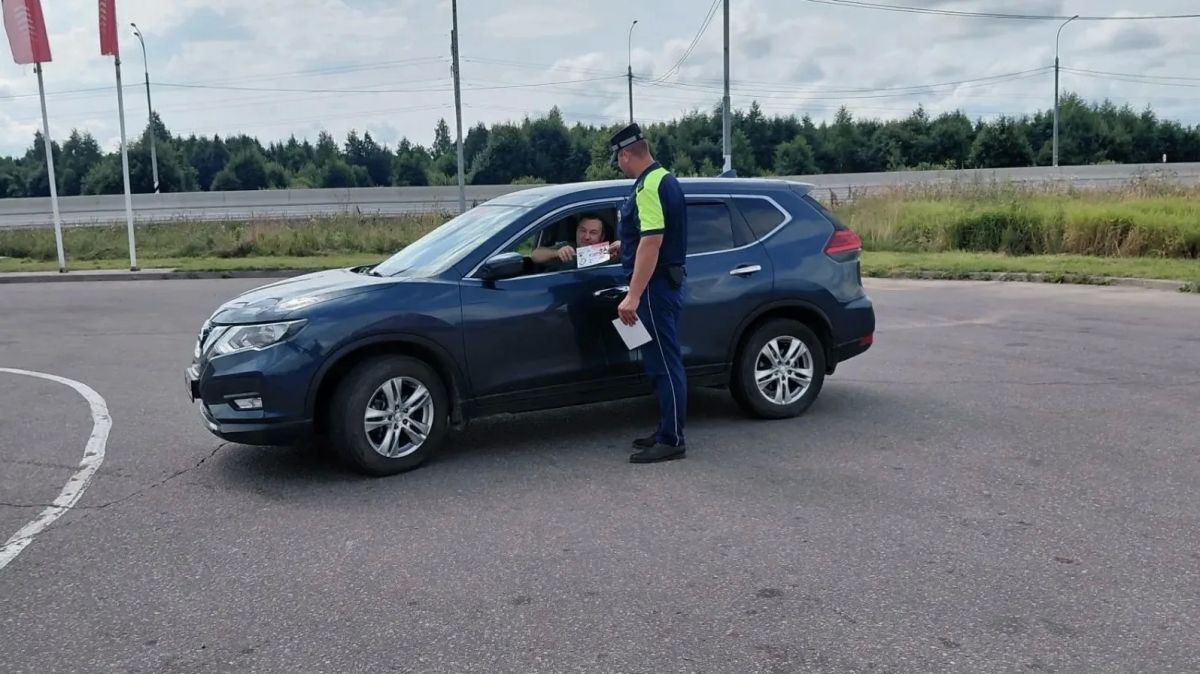 Ржевские автоинспекторы провели профилактическую акцию на АЗС Ржевские автоинспекторы провели профилактическую акцию на АЗС