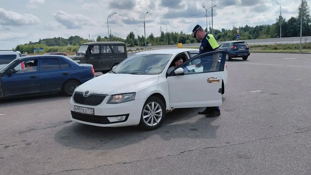 Ржевские автоинспекторы провели профилактическую акцию на АЗС Ржевские автоинспекторы провели профилактическую акцию на АЗС