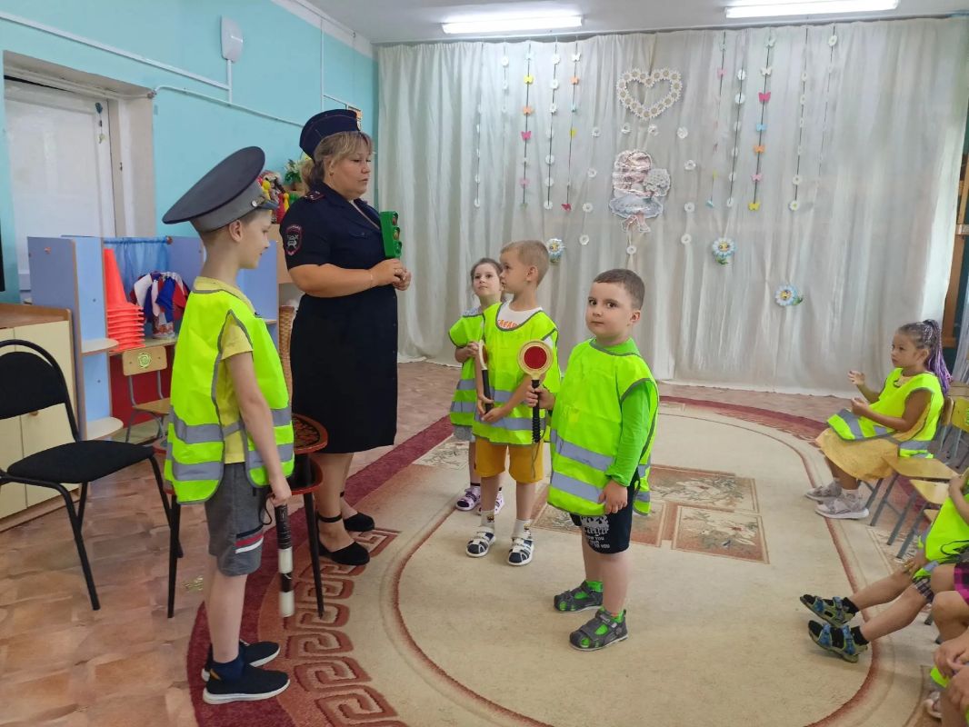 В Ржеве сотрудники Госавтоинспекции провели профилактическую акцию «Засветись!» для воспитанников детского сада В Ржеве сотрудники Госавтоинспекции провели профилактическую акцию «Засветись!» для воспитанников детского сада
