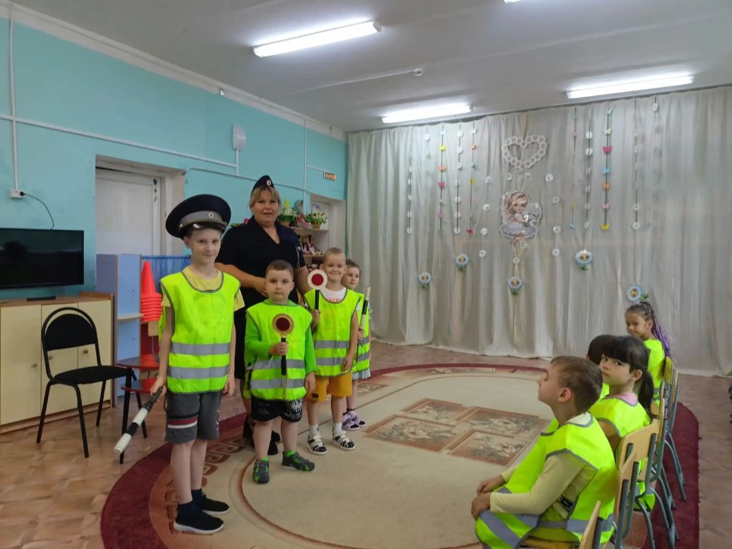 В Ржеве сотрудники Госавтоинспекции провели профилактическую акцию «Засветись!» для воспитанников детского сада В Ржеве сотрудники Госавтоинспекции провели профилактическую акцию «Засветись!» для воспитанников детского сада