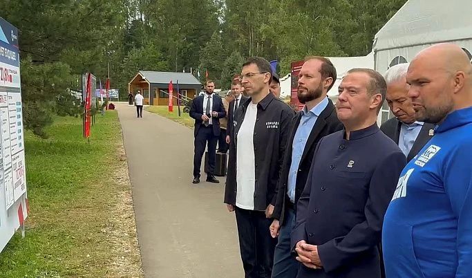 Дмитрий Медведев, Игорь Щёголев, Виталий Королев и Владимир Васильев посещают лагерь имени Ф.М. Охлопкова подо Ржевом