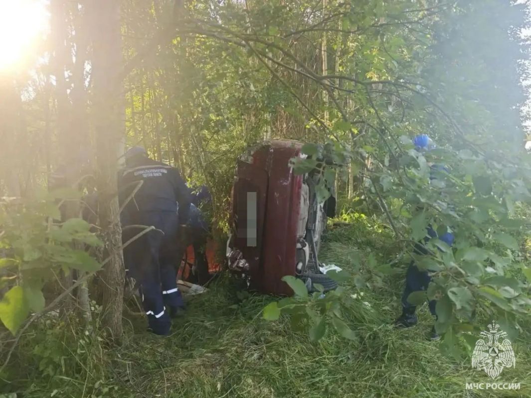 Сегодня сотрудники 72 ПСЧ и аварийно-спасательной службы региона ликвидировали последствия ДТП в районе населенного пункта Стрельниково Калининского МО, где произошел съезд в кювет легкового автомобиля Сегодня сотрудники 72 ПСЧ и аварийно-спасательной службы региона ликвидировали последствия ДТП в районе населенного пункта Стрельниково Калининского МО, где произошел съезд в кювет легкового автомобиля