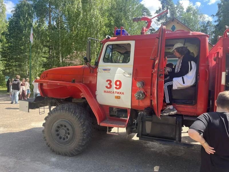 Сотрудники МЧС проводят уроки безопасности в детских лагерях Тверской области