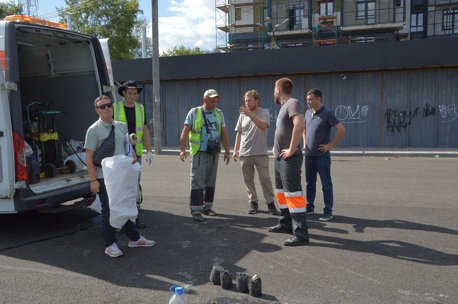 В Твери на Привокзальной площади комиссии проверяют новый асфальт на прочность В Твери на Привокзальной площади комиссии проверяют новый асфальт на прочность