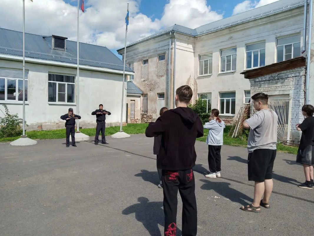 Транспортные полицейские Вышнего Волочка присоединились к акции «Зарядка со стражем порядка» Транспортные полицейские Вышнего Волочка присоединились к акции «Зарядка со стражем порядка»