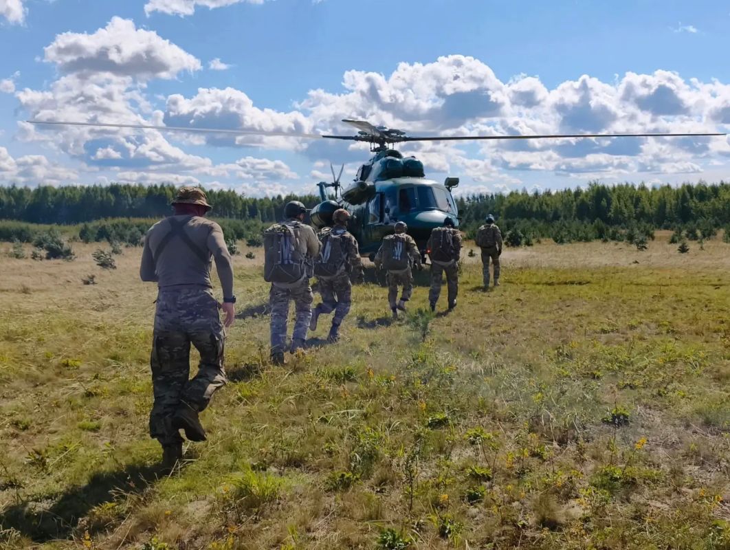 Бойцы сводного подразделения специального назначения Оперативного штаба Верхневолжья отработали навыки воздушно-десантной и тактической подготовки Бойцы сводного подразделения специального назначения Оперативного штаба Верхневолжья отработали навыки воздушно-десантной и тактической подготовки