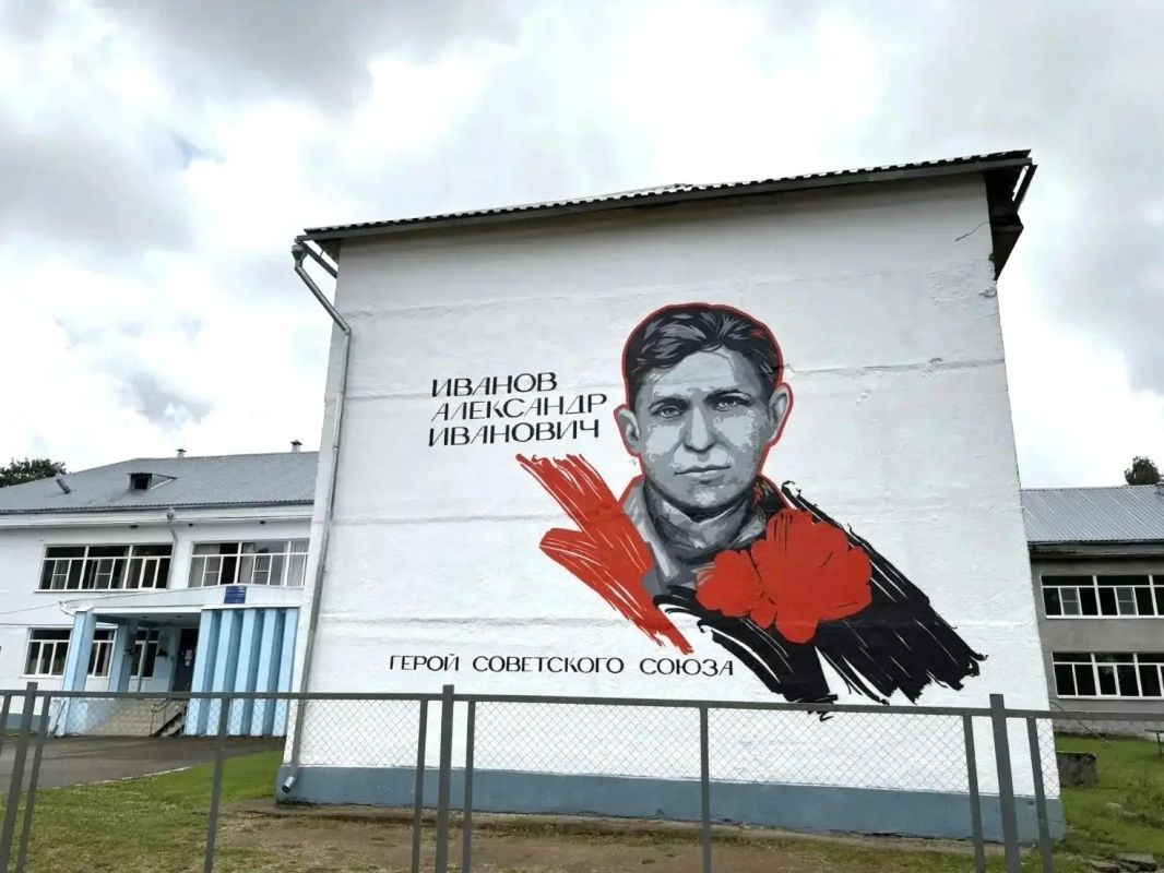 В Тверской области по инициативе «Единой России» продолжается реализация патриотического проекта «Лица Героев»: в этом году на фасадах и в рекреациях еще 30 школ Верхневолжья появятся изображения выдающихся деятелей России В Тверской области по инициативе «Единой России» продолжается реализация патриотического проекта «Лица Героев»: в этом году на фасадах и в рекреациях еще 30 школ Верхневолжья появятся изображения выдающихся деятелей России
