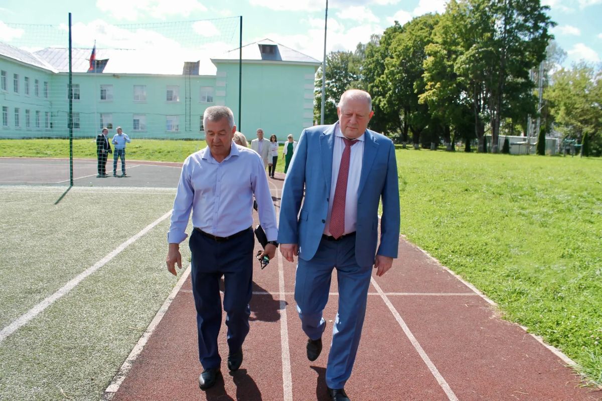 Председатель Заксобрания Тверской области Сергей Голубев ознакомился с ходом подготовки школ и детсадов Старицкого округа к началу учебного года Председатель Заксобрания Тверской области Сергей Голубев ознакомился с ходом подготовки школ и детсадов Старицкого округа к началу учебного года