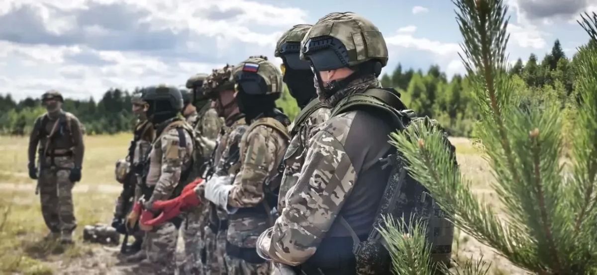 Бойцы сводного подразделения специального назначения Оперативного штаба Верхневолжья отработали навыки воздушно-десантной и тактической подготовки