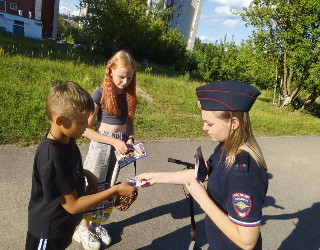 05 августа сотрудники Госавтоинспекции города Твери «засветили» юных тверичей и провели акцию «Светлячок - каждому» 05 августа сотрудники Госавтоинспекции города Твери «засветили» юных тверичей и провели акцию «Светлячок - каждому»