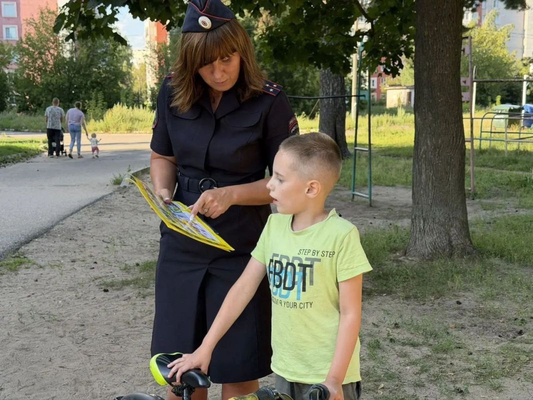 05 августа сотрудники Госавтоинспекции города Твери «засветили» юных тверичей и провели акцию «Светлячок - каждому» 05 августа сотрудники Госавтоинспекции города Твери «засветили» юных тверичей и провели акцию «Светлячок - каждому»