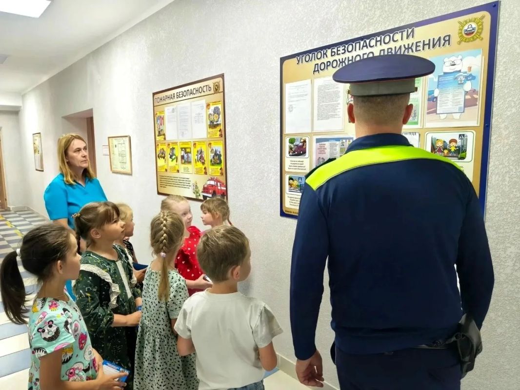 Сотрудники Западнодвинской Госавтоинспекции провели обучающее занятие для воспитанников детского сада «Жемчужинка» в городе Торопец Сотрудники Западнодвинской Госавтоинспекции провели обучающее занятие для воспитанников детского сада «Жемчужинка» в городе Торопец