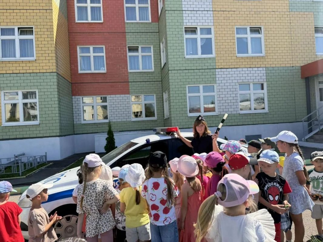 День рождения Светофора в детском саду № 6: к ребятам пришли автоинспекторы и Зебра! День рождения Светофора в детском саду № 6: к ребятам пришли автоинспекторы и Зебра!