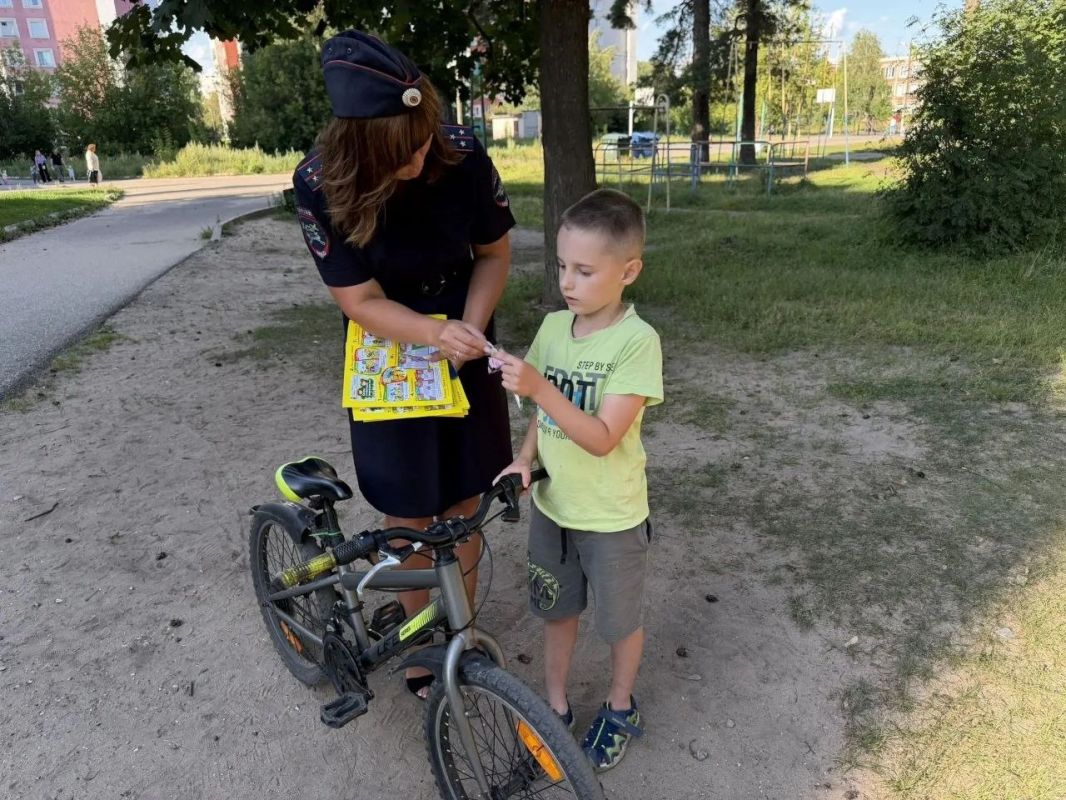05 августа сотрудники Госавтоинспекции города Твери «засветили» юных тверичей и провели акцию «Светлячок - каждому» 05 августа сотрудники Госавтоинспекции города Твери «засветили» юных тверичей и провели акцию «Светлячок - каждому»