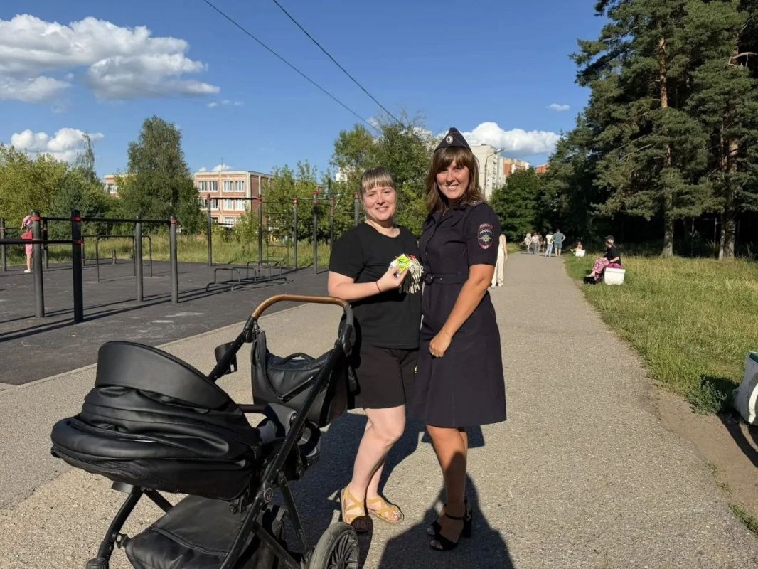 05 августа сотрудники Госавтоинспекции города Твери «засветили» юных тверичей и провели акцию «Светлячок - каждому» 05 августа сотрудники Госавтоинспекции города Твери «засветили» юных тверичей и провели акцию «Светлячок - каждому»