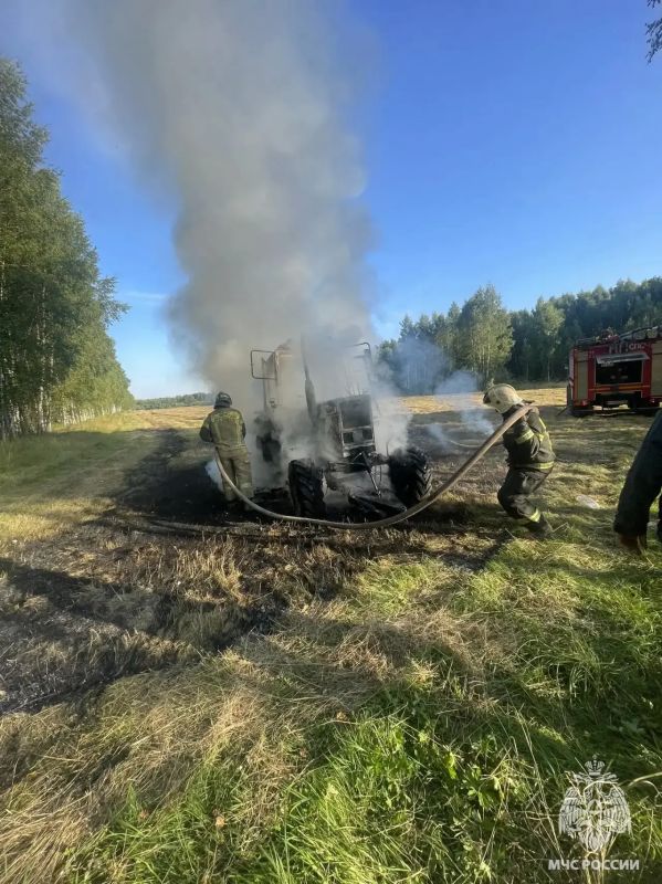 Вчера в деревне Судимирка Калининского МО загорелся трактор Вчера в деревне Судимирка Калининского МО загорелся трактор