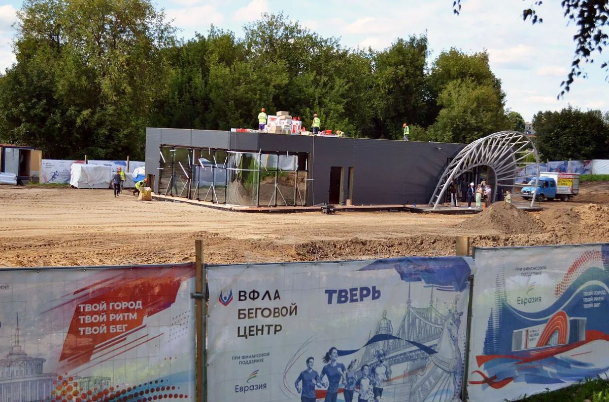 В Твери на строительной площадке бегового центра завершается возведение спортивного павильона В Твери на строительной площадке бегового центра завершается возведение спортивного павильона