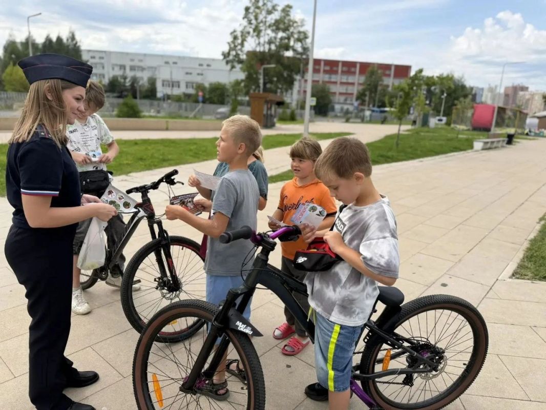Летние каникулы под знаком безопасности: Госавтоинспекция города Твери проводит акции для ребят на игровых площадках и в парковых зонах Летние каникулы под знаком безопасности: Госавтоинспекция города Твери проводит акции для ребят на игровых площадках и в парковых зонах