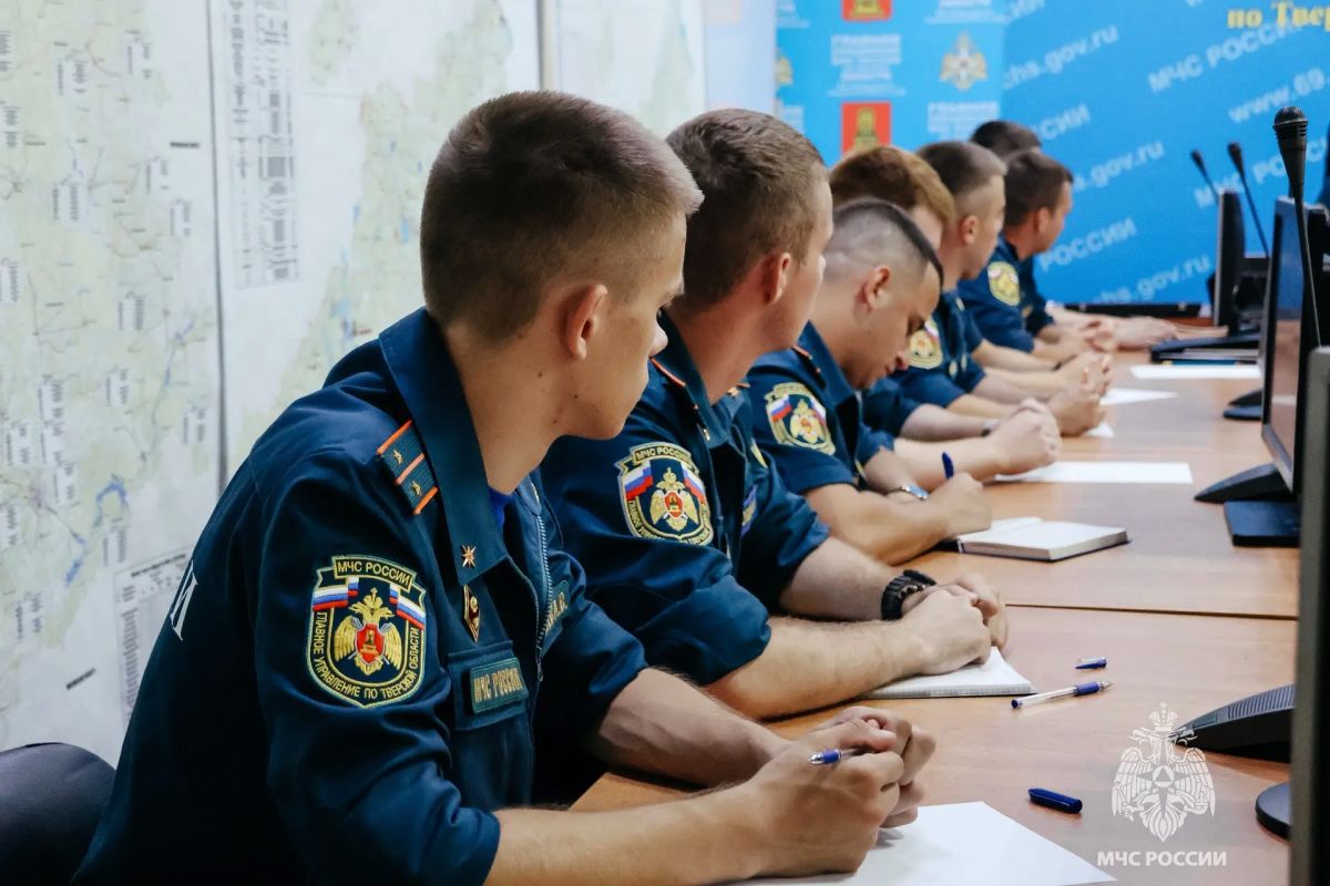 Начальник Главного управления МЧС России по Тверской области Алексей Уткин вручил служебные удостоверения новым сотрудникам Начальник Главного управления МЧС России по Тверской области Алексей Уткин вручил служебные удостоверения новым сотрудникам