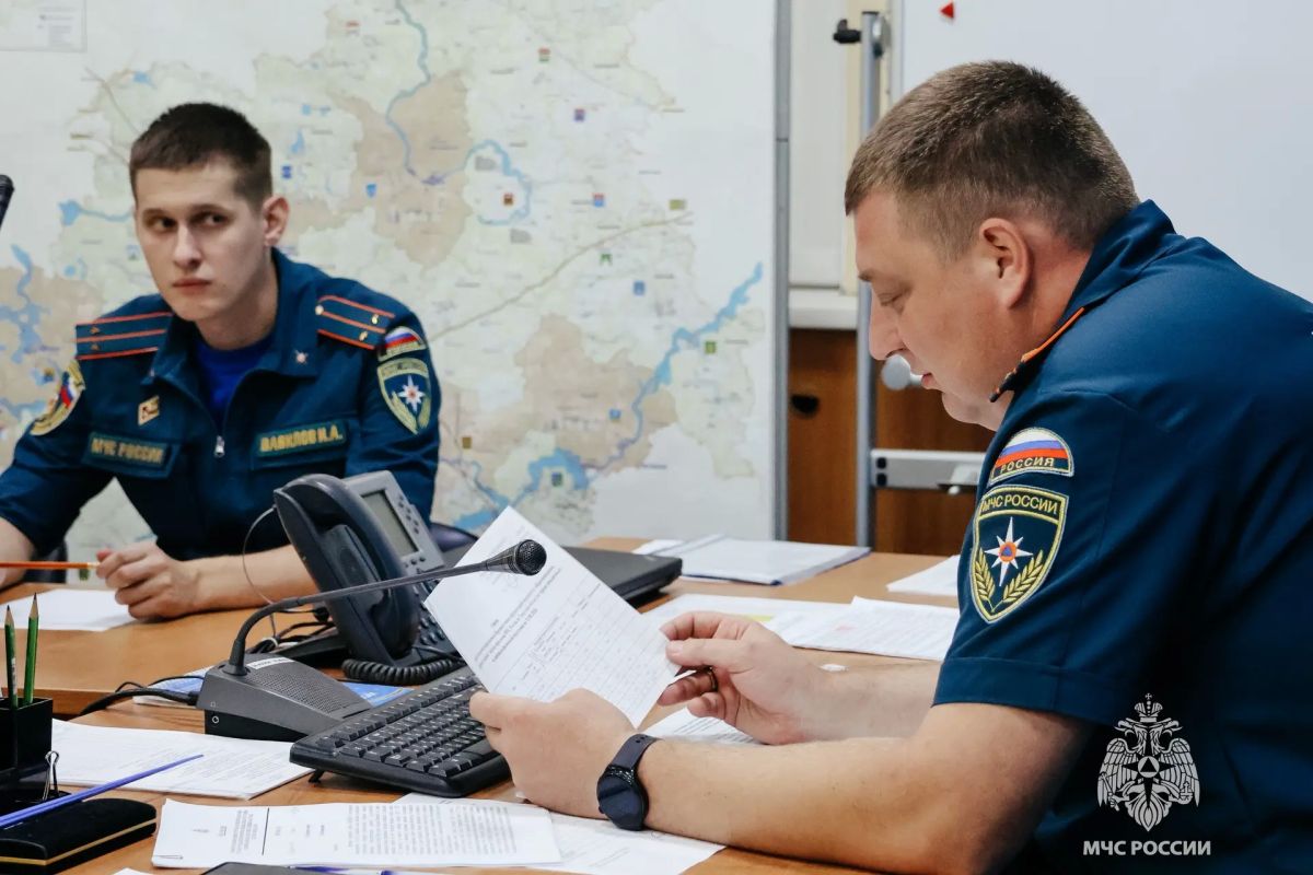 Начальник Главного управления МЧС России по Тверской области Алексей Уткин вручил служебные удостоверения новым сотрудникам Начальник Главного управления МЧС России по Тверской области Алексей Уткин вручил служебные удостоверения новым сотрудникам