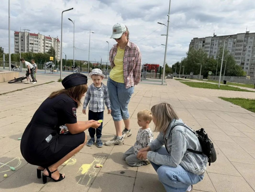 Летние каникулы под знаком безопасности: Госавтоинспекция города Твери проводит акции для ребят на игровых площадках и в парковых зонах Летние каникулы под знаком безопасности: Госавтоинспекция города Твери проводит акции для ребят на игровых площадках и в парковых зонах