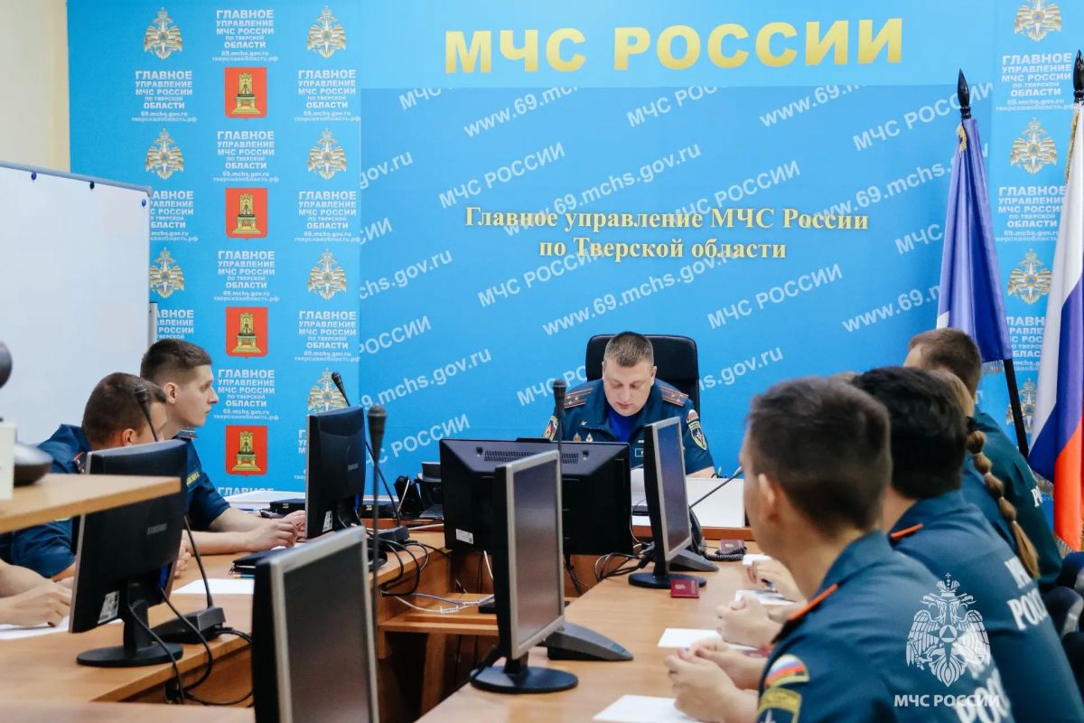 Начальник Главного управления МЧС России по Тверской области Алексей Уткин вручил служебные удостоверения новым сотрудникам Начальник Главного управления МЧС России по Тверской области Алексей Уткин вручил служебные удостоверения новым сотрудникам