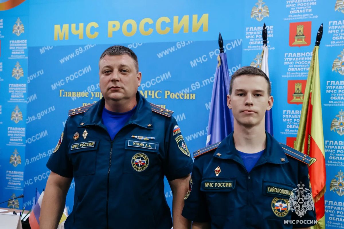 Начальник Главного управления МЧС России по Тверской области Алексей Уткин вручил служебные удостоверения новым сотрудникам Начальник Главного управления МЧС России по Тверской области Алексей Уткин вручил служебные удостоверения новым сотрудникам